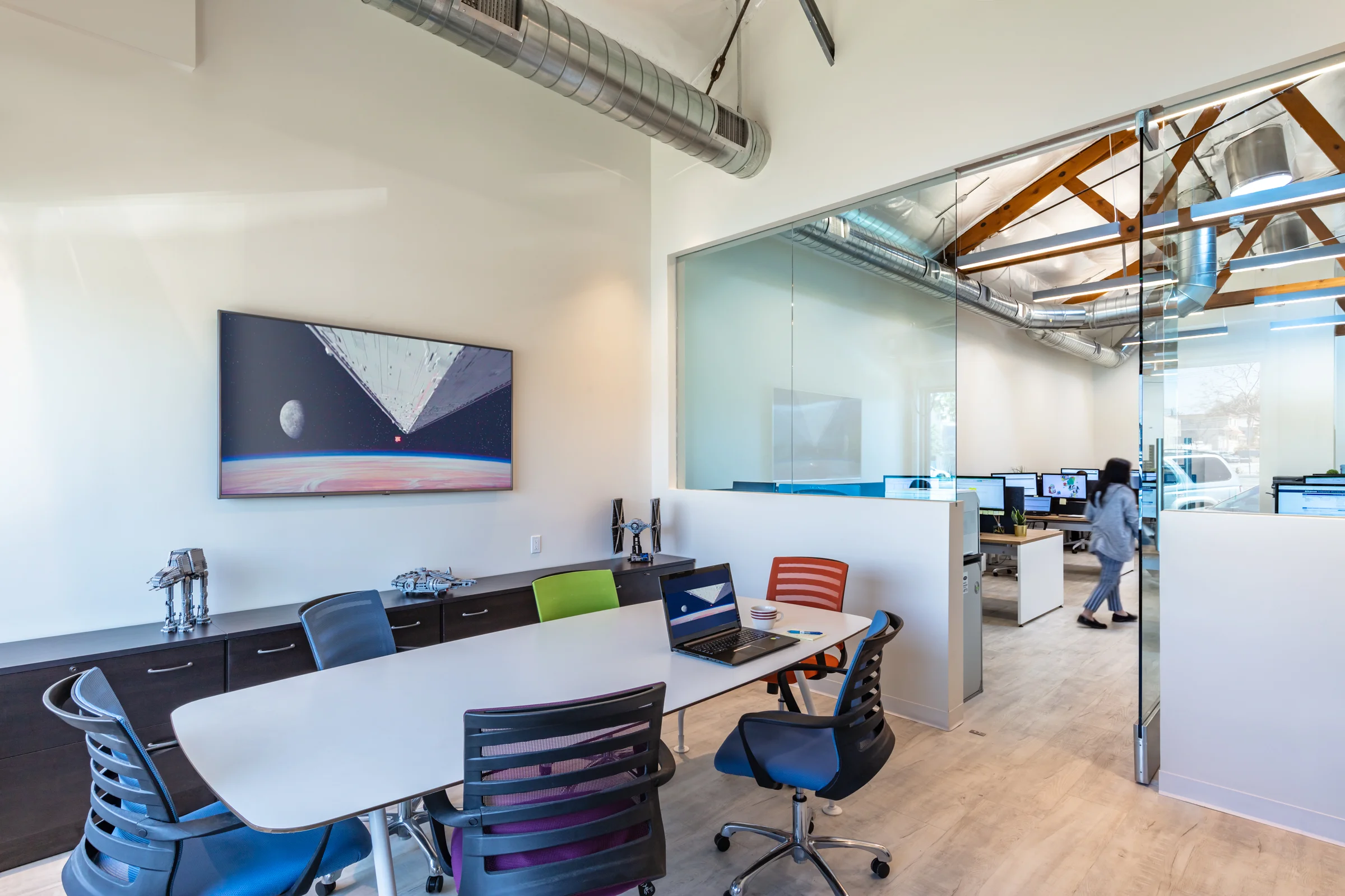 The large window that was introduced at the back of the conference room bather it in natural light, which is then admitted to the open office area via expansive glazing