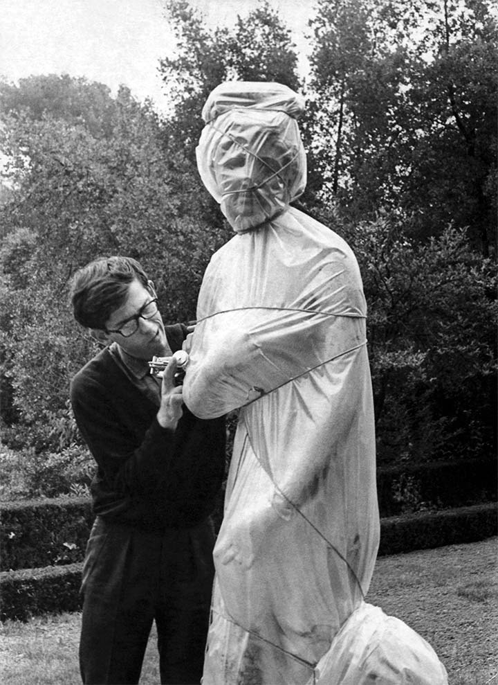 Christo wrapping one of the sculptures in the garden of the Villa Borghese