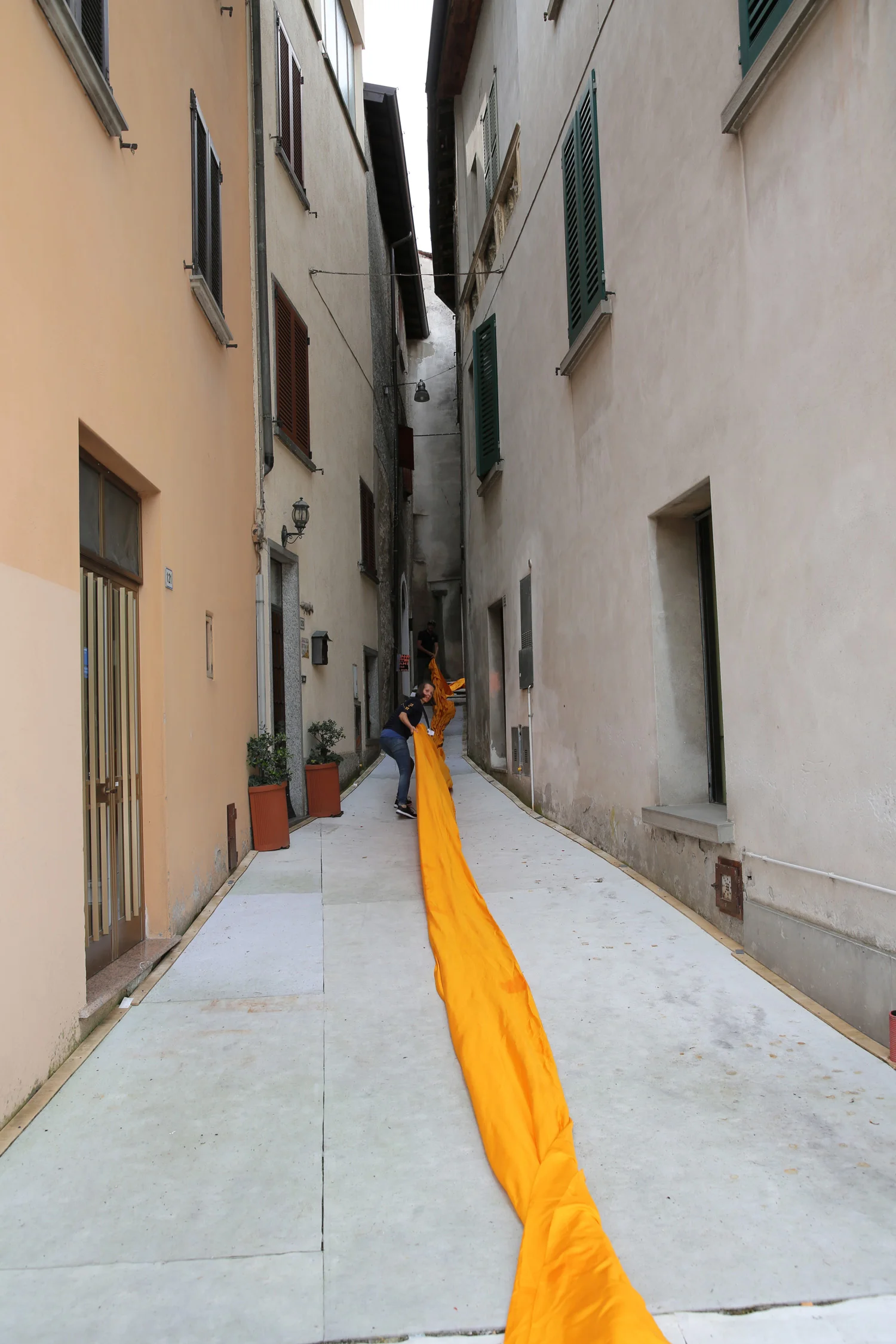 Dal 15 giugno sera fino alla sera del 17, gli addetti distendono 100.000 metri quadri di tessuto di colore giallo dalia cangiante sui pontili e sui percorsi pedonali di Sulzano e Peschiera Maraglio
