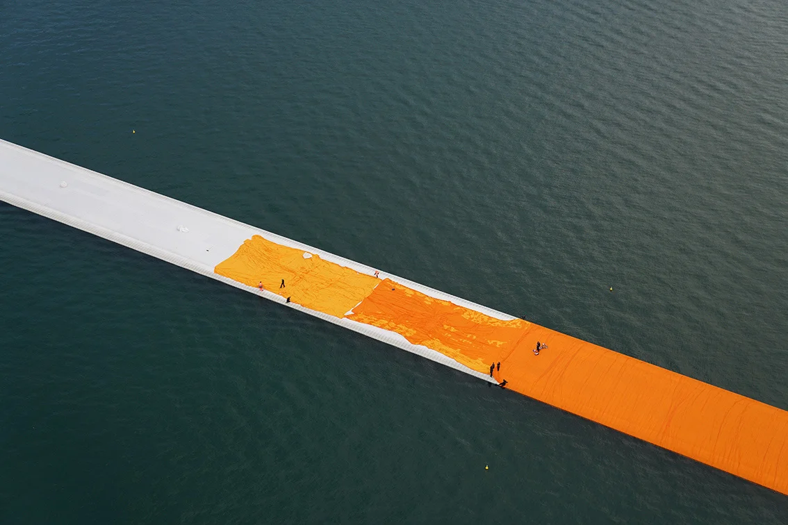 From the evening of June 15 to the evening of June 17, teams unfurl 100,000 square meters of shimmering dahlia-yellow fabric on the piers and pedestrian streets in Sulzano and Peschiera Maraglio
