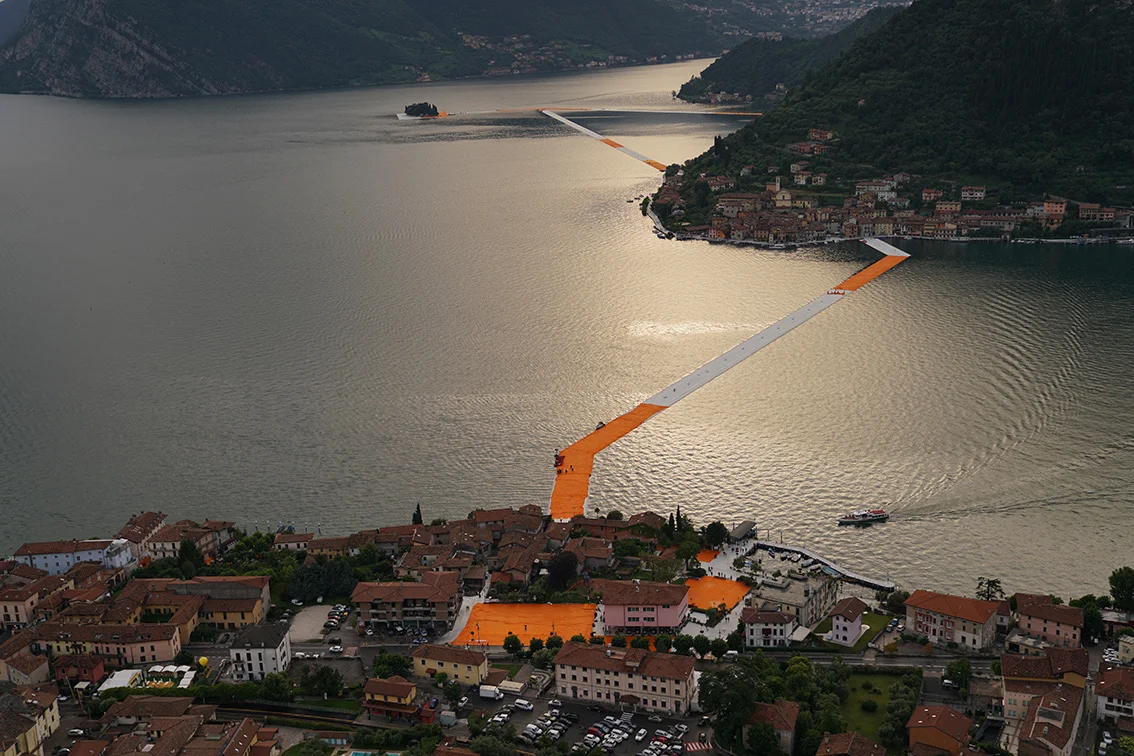 Dal 15 giugno sera fino alla sera del 17, gli addetti distendono 100.000 metri quadri di tessuto di colore giallo dalia cangiante sui pontili e sui percorsi pedonali di Sulzano e Peschiera Maraglio