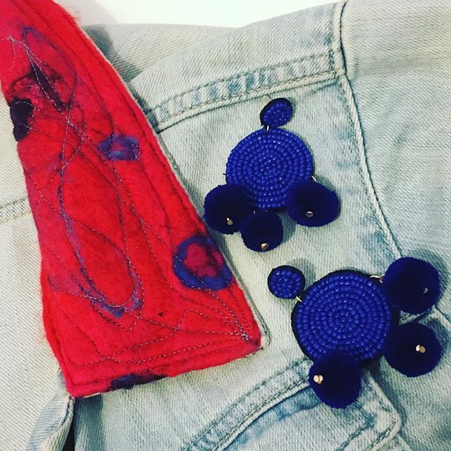 One of the things that makes an #outfit interesting for me is playing with #textures. Here's a close up of the @linda_eco_design #felt collar on my #upcycled #denim jacket. It looks so fab against the #beadwork and #wool #tassels of the #earrings. It