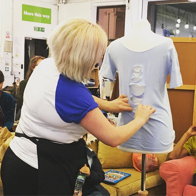 Watching @kecksclothing show us how to cut and tie a t-shirt to create a totally different piece. Currently riffling through my drawers to find something similar to chop up! #inspired #upcycling #repurposing #reworked #ecofashion #slowfashion #sustai