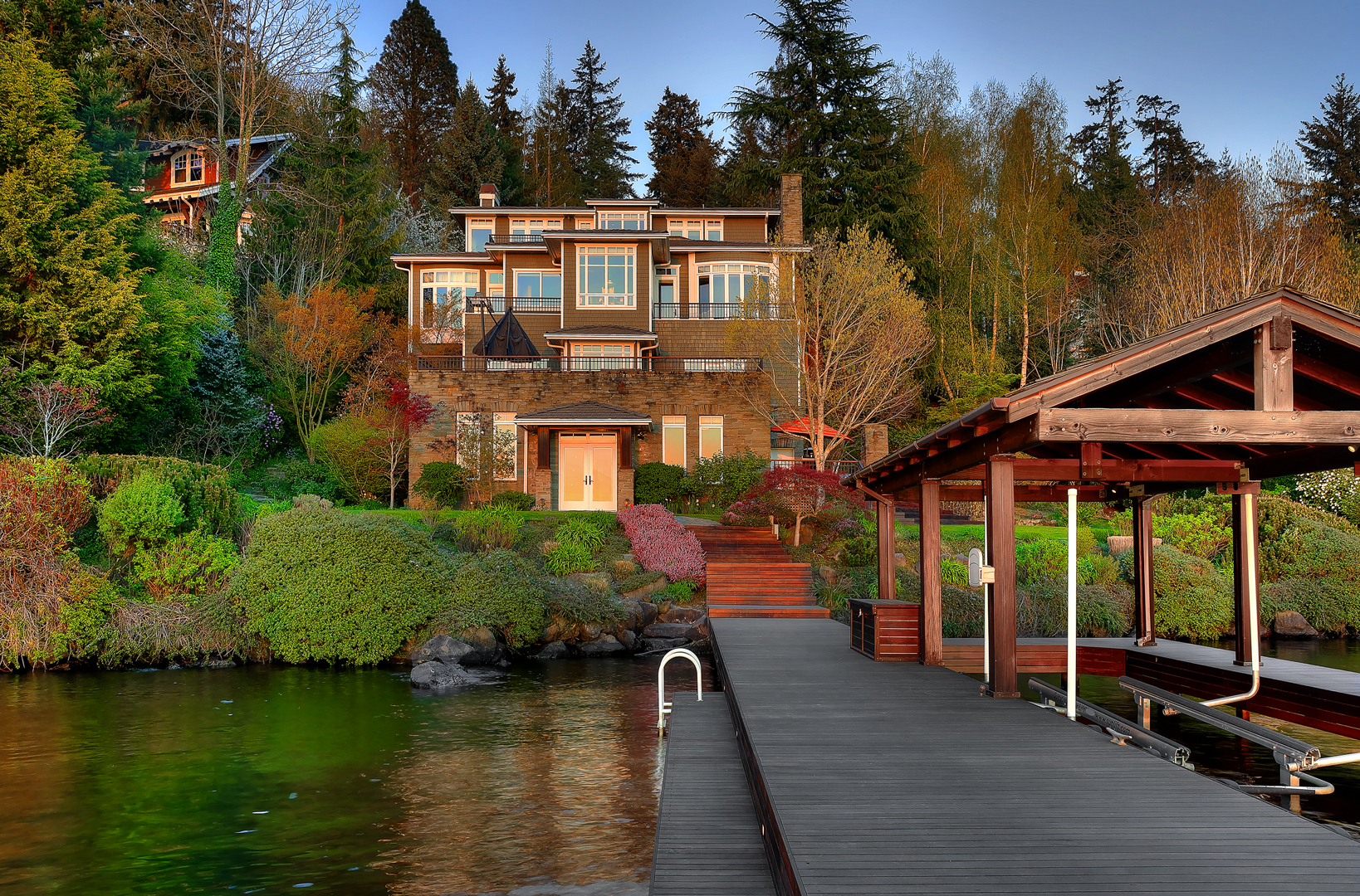 Photo of lake front PNW home by Seattle Residential Architect