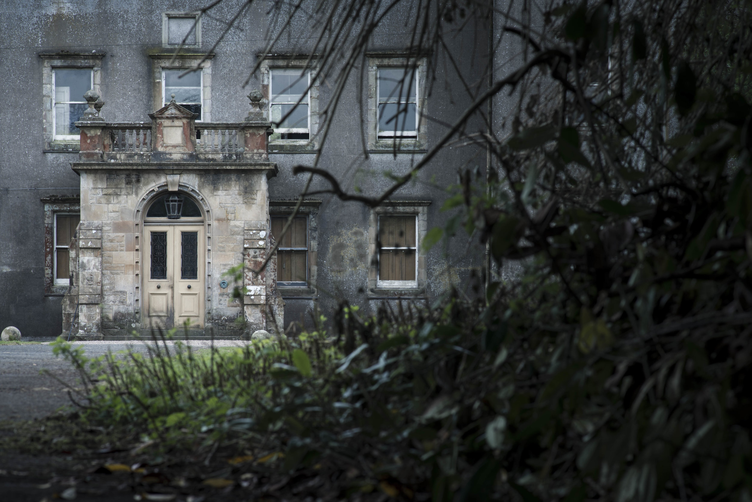 Bannockburn House is a Jacobean mansion that has been stripped of almost all decoration and been allowed to fall apart. Amid some controversy with the eviction of caretaker Terri Collinson after 38 years looking after the house, a small group