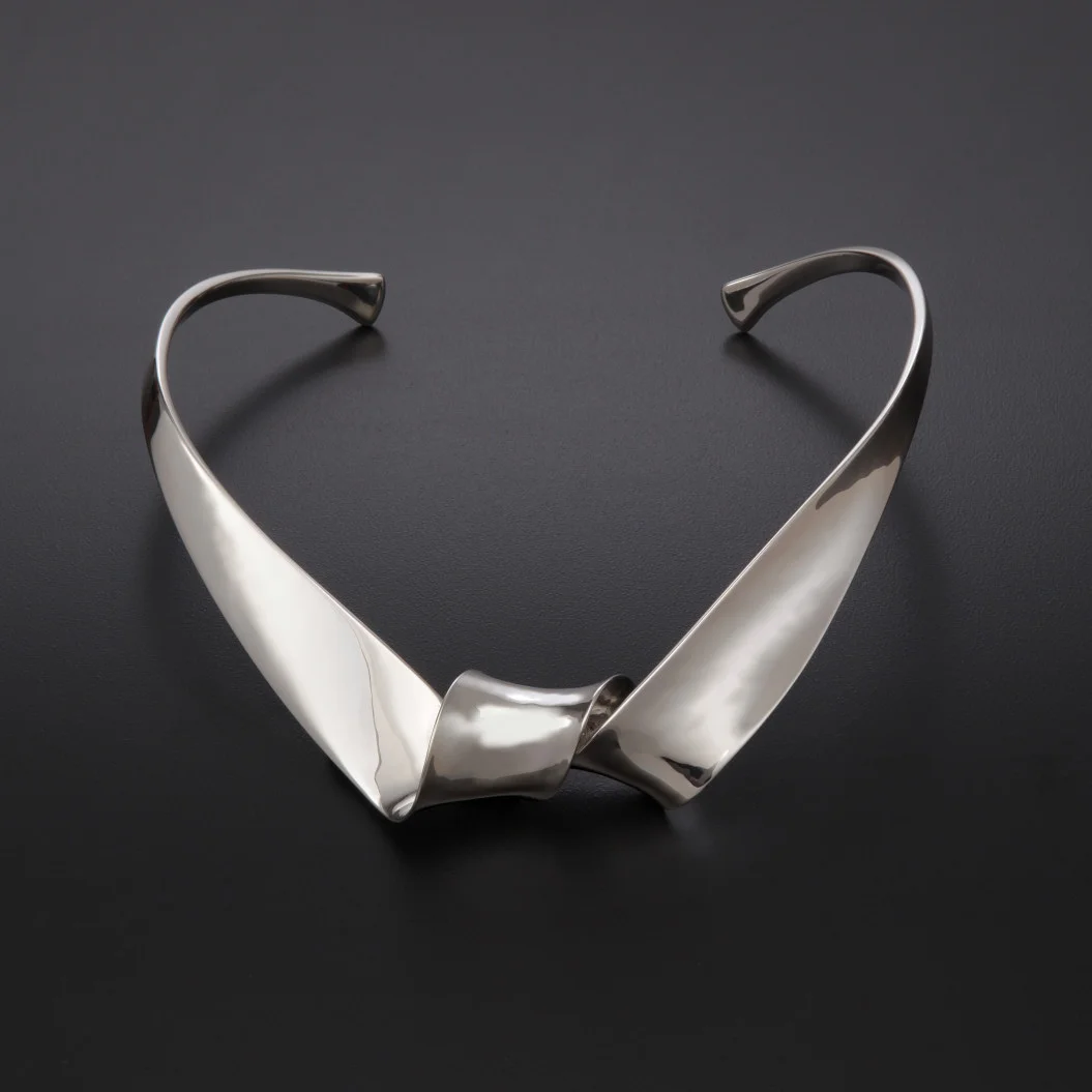 Center Twist Collar.jpg