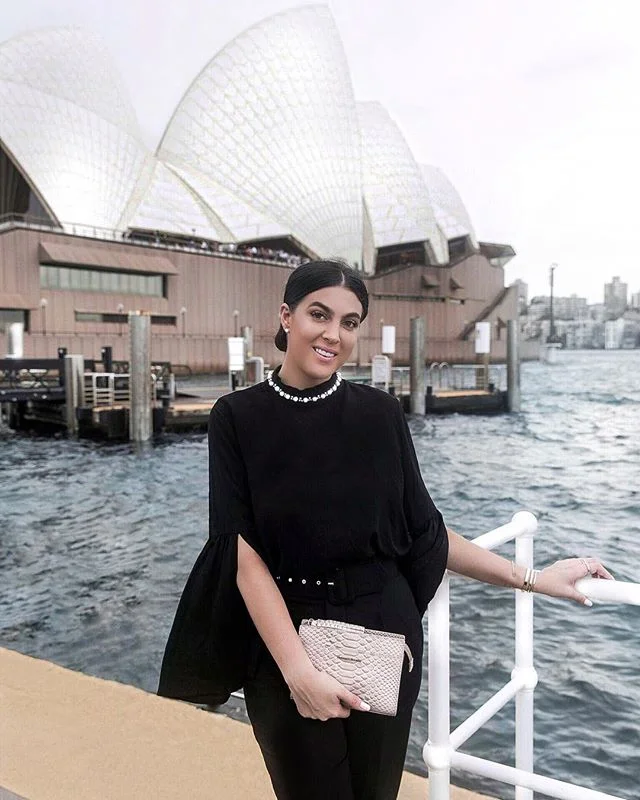 In a world full of trends, I want to remain a classic. Simplicity is the ultimate sophistication and that couldn&rsquo;t be more true with this stunner from @dooneyandbourke and the @sydneyoperahouse 🖤🎶