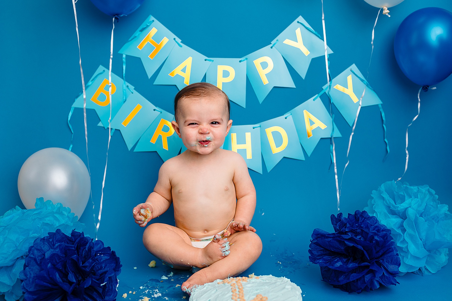 Berks County Pennsylvania one year birthday cake smash photographer photoshoot