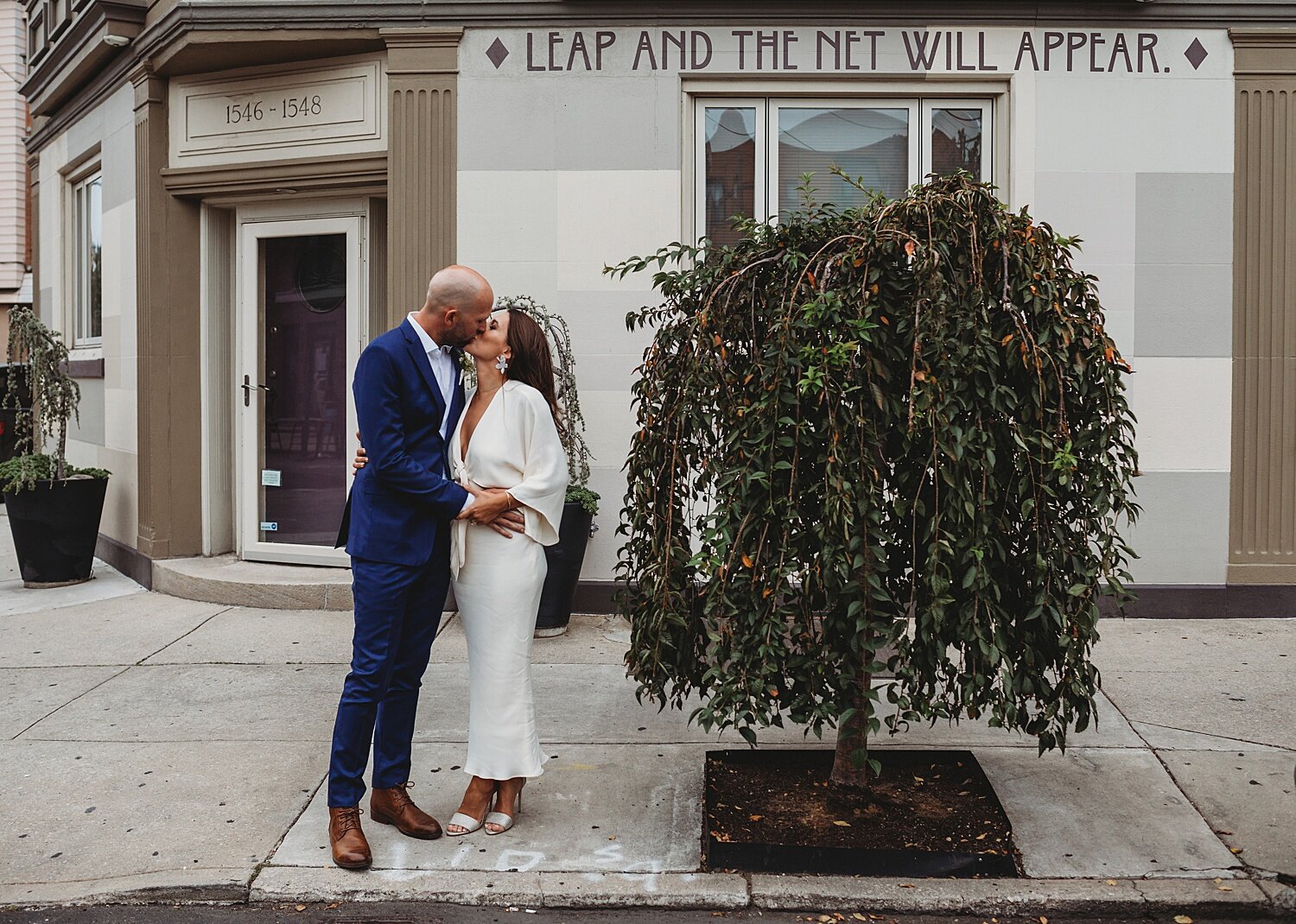 Philadelphia micro wedding elopement photographer the singing fountain