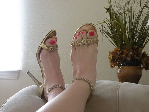 1024px-Pedicure.jpeg