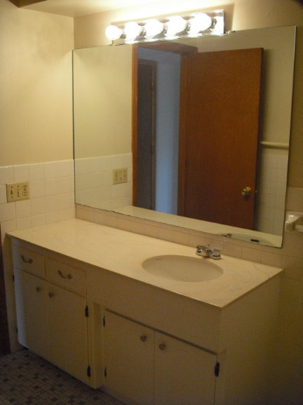 1987 DeSoto Bathroom.JPG