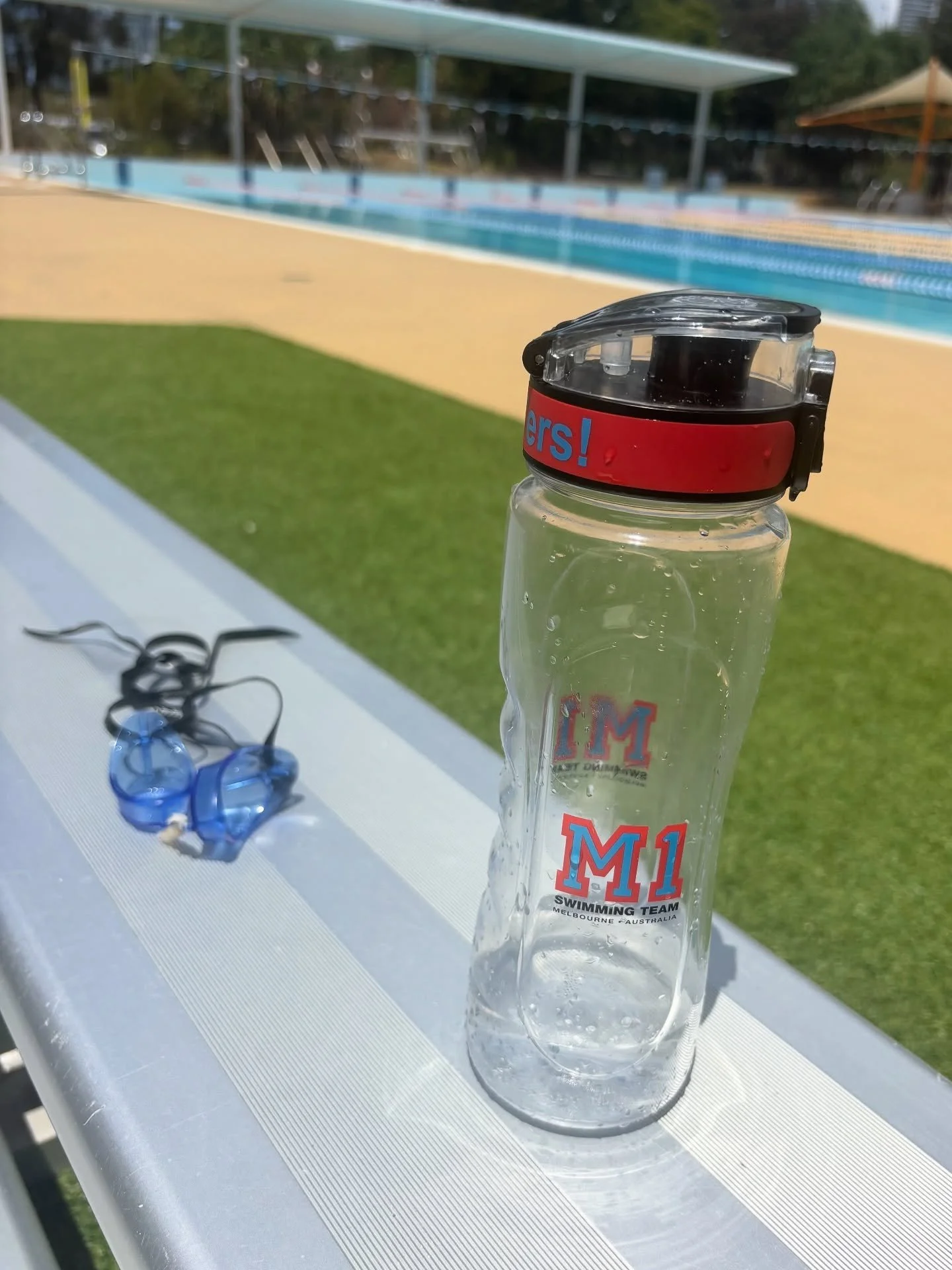 Staples for any dip - Gogs and H20 bottle 👉 #m1swimming #swimming #swedishmasters #takeadip #poolside #athletes #goggles😎