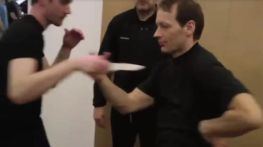 Article - Knives: Advanced way to get stabbed