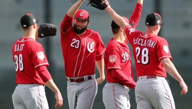 The Reds warming up before practice, Cincinnati.com