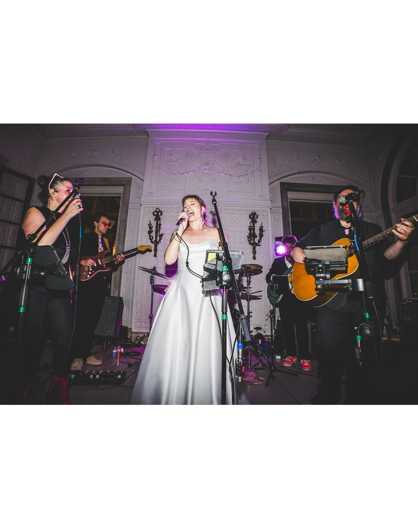 Evening moments with Emily &amp; Ait 🕺🎶🎤 

@onthebrinkofgreatness1 
💒 @armourhouseweddings 
🗓️ @planner_luisr 
🌸 @ecowildeweddings 
👰 @bridalartistryteam 
🤘 @wheresmaggiechicago 

..
..
#onthebrinkoffetterolf #chicagoweddingphotographer #wedd