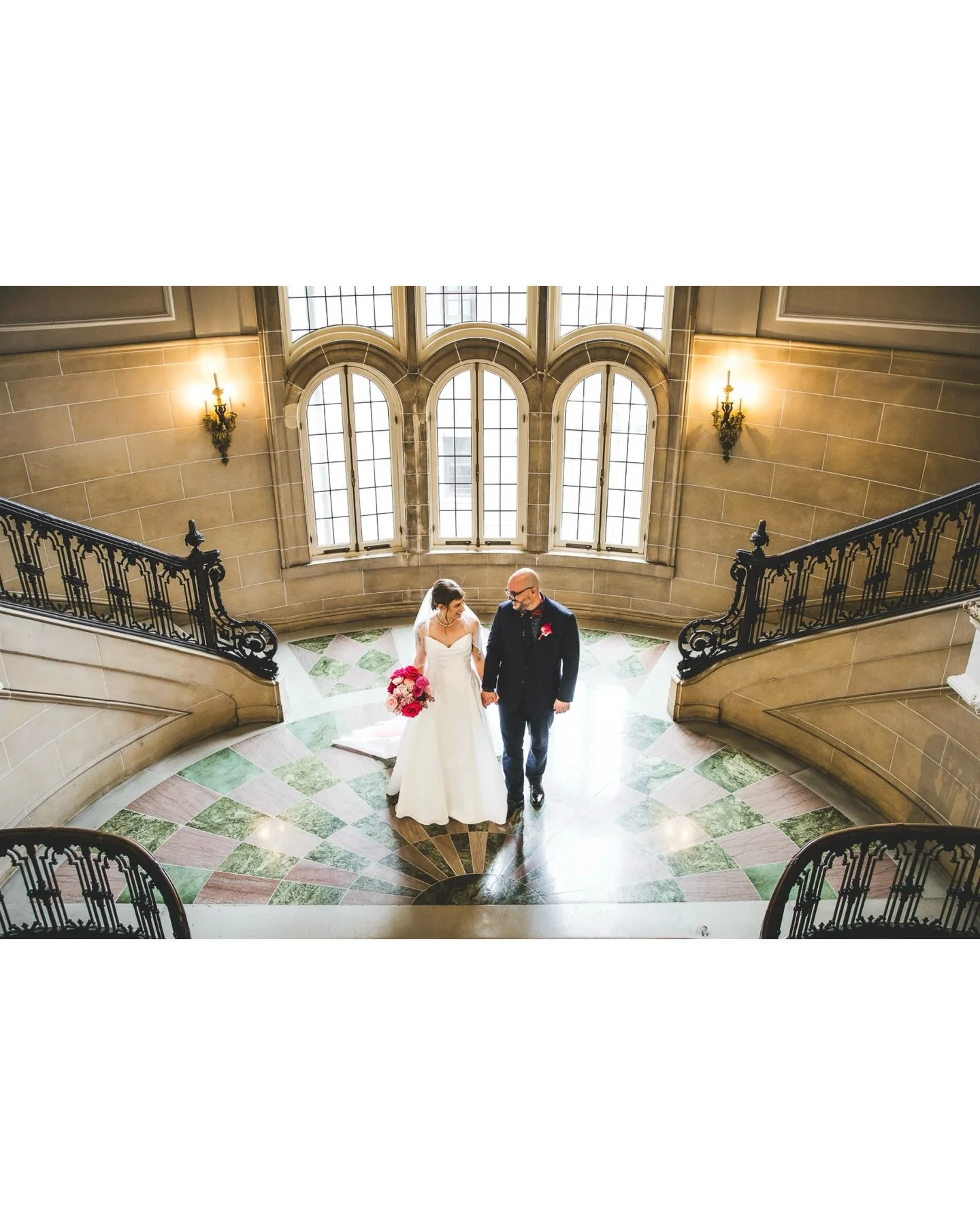 Wandering around the epic grounds of the @thearmourhousemansion with E+A 📸

@onthebrinkofgreatness1 
💒 @armourhouseweddings 
🗓️ @planner_luisr 
🌸 @ecowildeweddings 
👰 @bridalartistryteam 

..
..
#onthebrinkoffetterolf #chicagoweddingphotographer