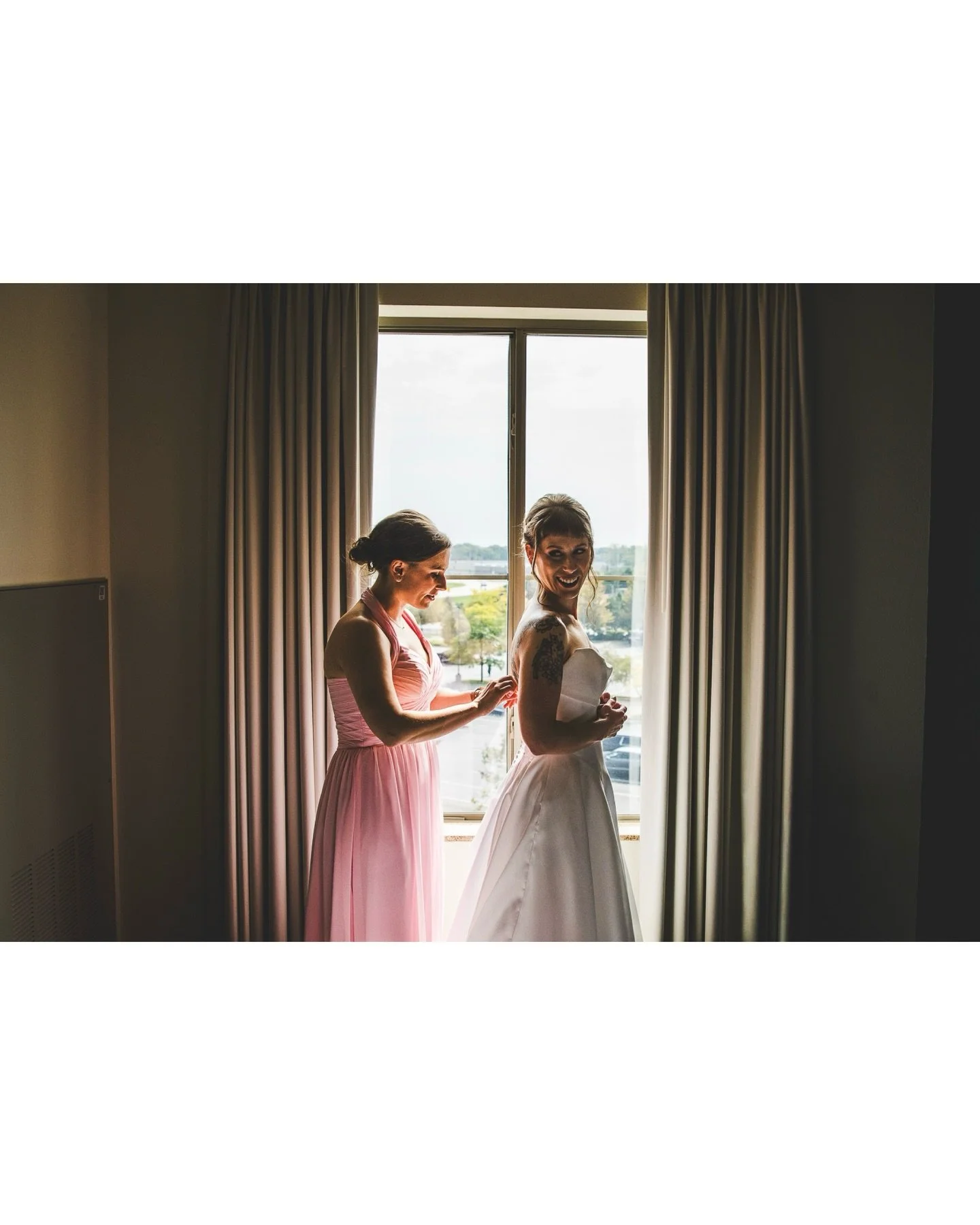 Getting ready moments with these two

@onthebrinkofgreatness1 
💒 @armourhouseweddings 
🗓️ @planner_luisr 
🌸 @ecowildeweddings 
👰 @bridalartistryteam 

..
..
#onthebrinkoffetterolf #chicagoweddingphotographer #weddingday #weddinginspiration #weddi