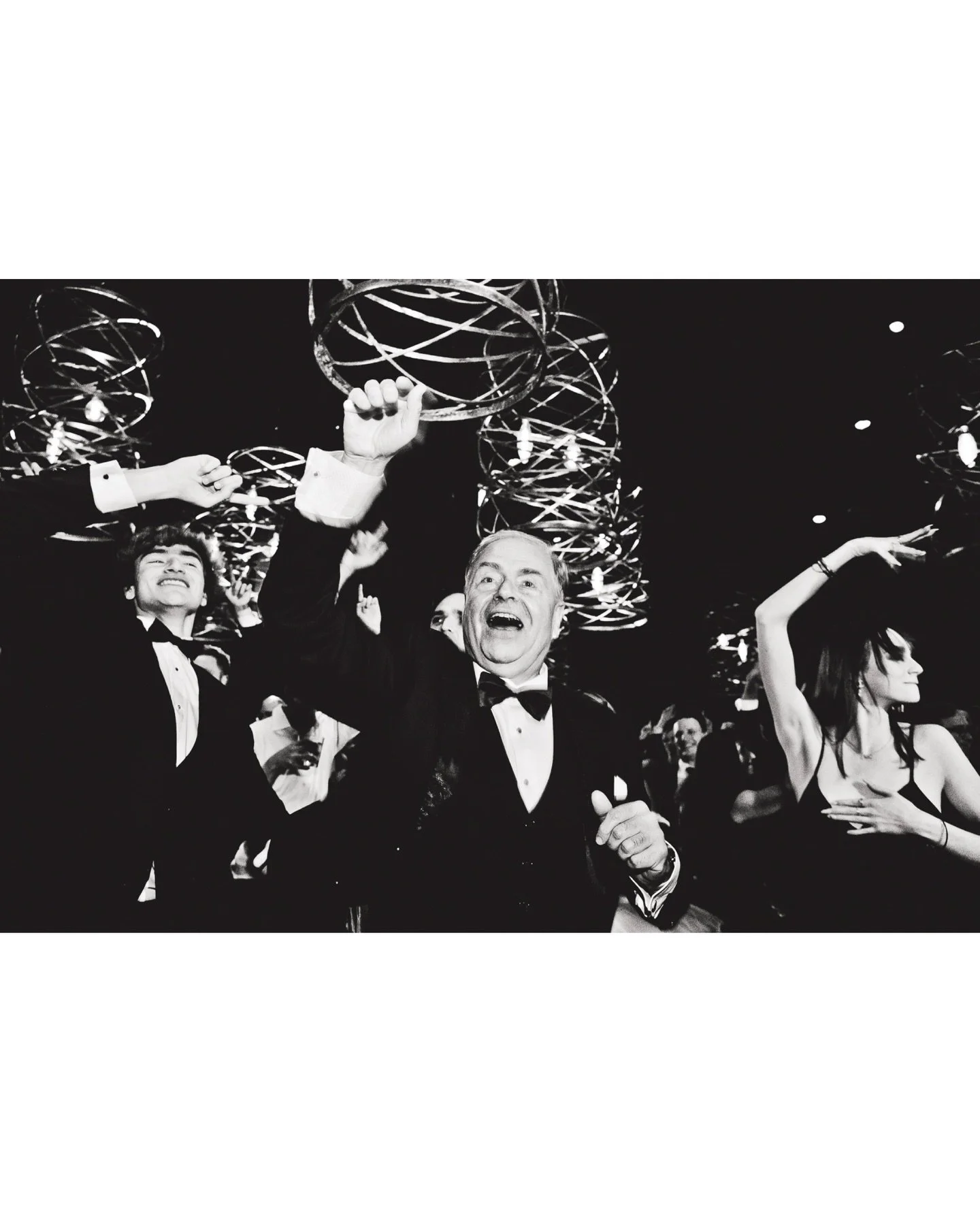 In sync thru the chaos 🕺💃
..
..
#chicagoweddingphotographer #weddingdancefloor #blackandwhite #documentaryweddingphotographer