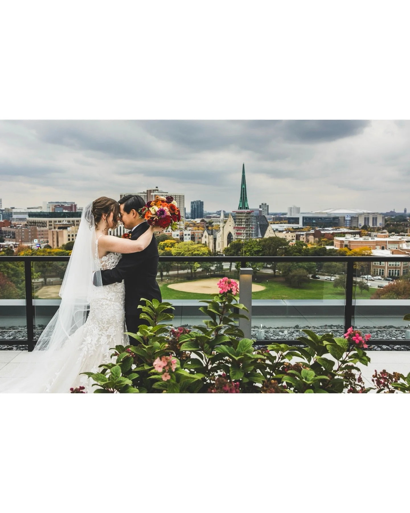 Rooftop First-Look&rsquo;s are 💯💯💯
..
..
#chicagoweddingphotographer #firstlookwedding #chicago #documentaryweddingphotography #brideandgroomphotos