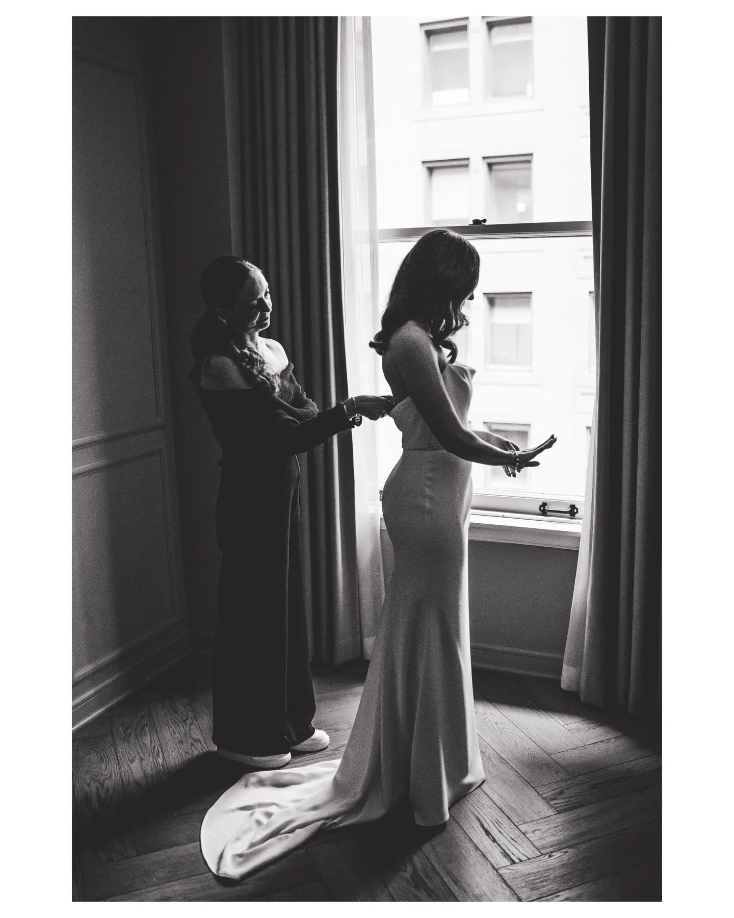 When the Getting Ready vibes are 10/10 🔥
..
..
#chicagoweddingphotographer #chicagowedding #gettingreadyweddingphotos #stylishwedding #dramaticweddingphotography