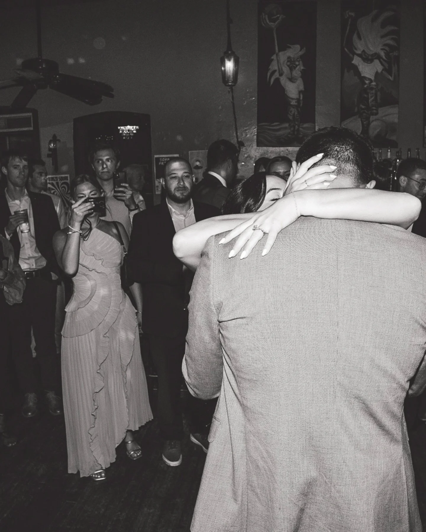 Vibes tonight
..
..
#chicagoweddingphotographer #chicagoweddings #documentaryweddingphotography #atmospherephotography