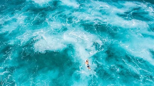 From above ⚓️ - www.hugoallard.com 
_

_

#picoftheday #surf #bluesea #aerialphotography #drone #mavic #surfing #picoftheday #instagram #stbarts #stbarths #surfer #surfing #boat #hotel #beach #life #brother #photo #nikonphotography #nikon #art #besto