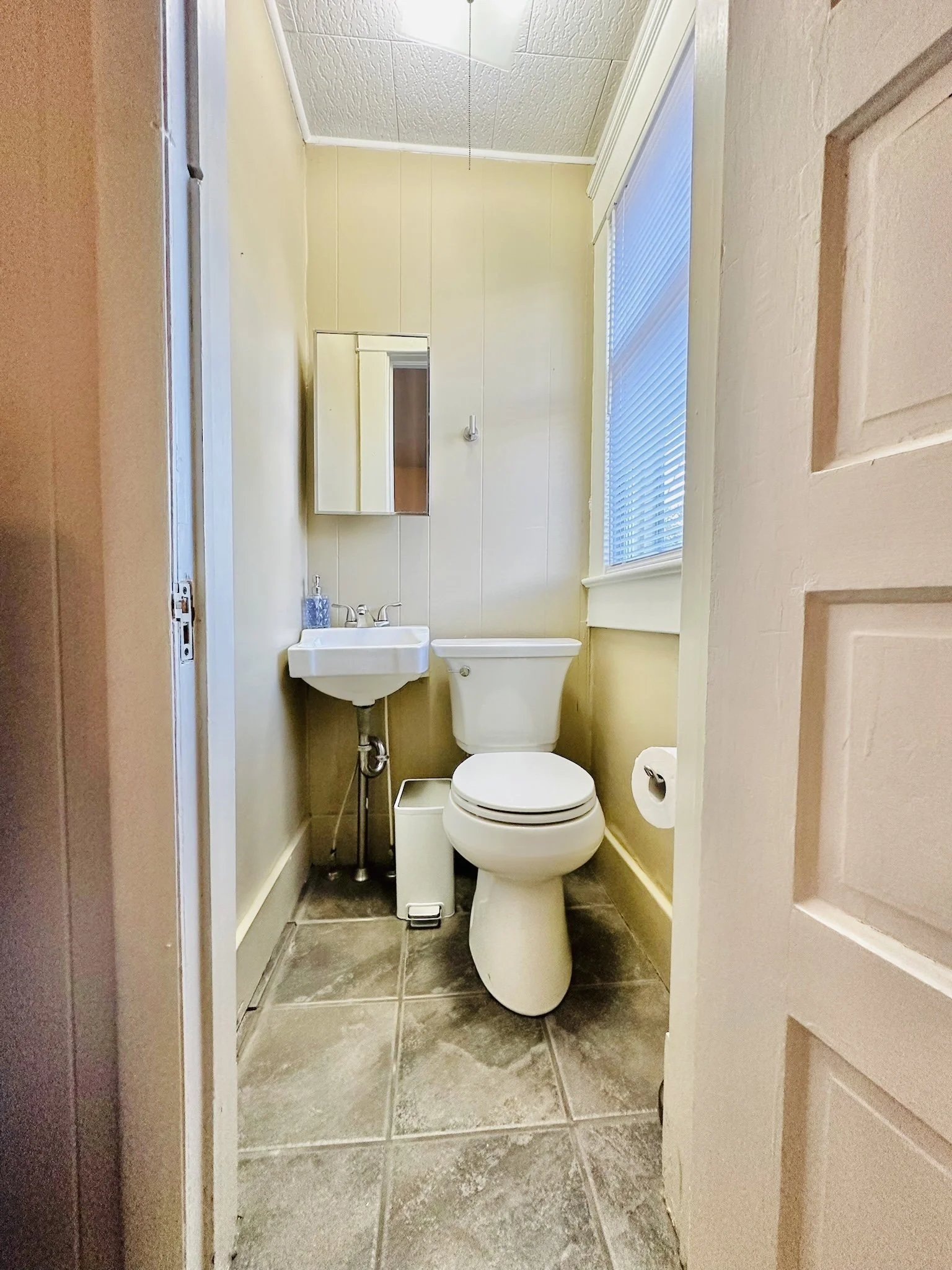 16 Bathroom.jpg