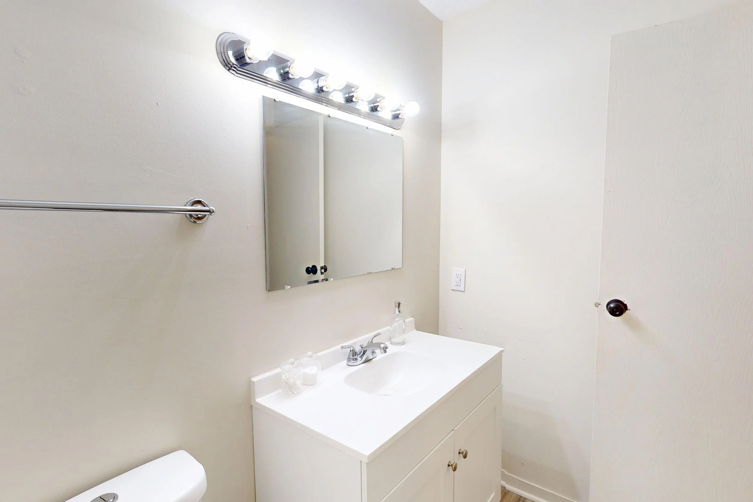 14 Bathroom.jpg