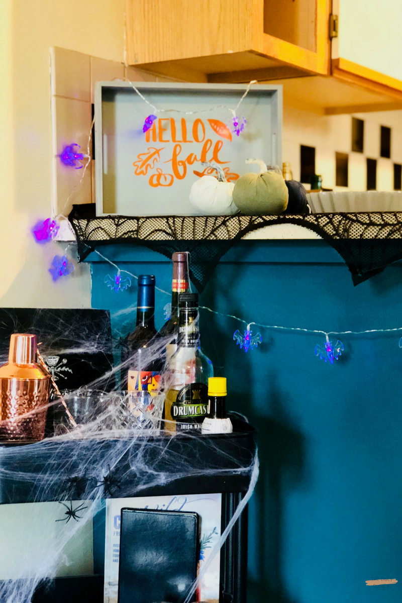 The-Daily-Bubbly-Chic-Ideas-for-Decorating-for-Halloween-Do-It-Yourself-Painted-Pumpkins-4.png
