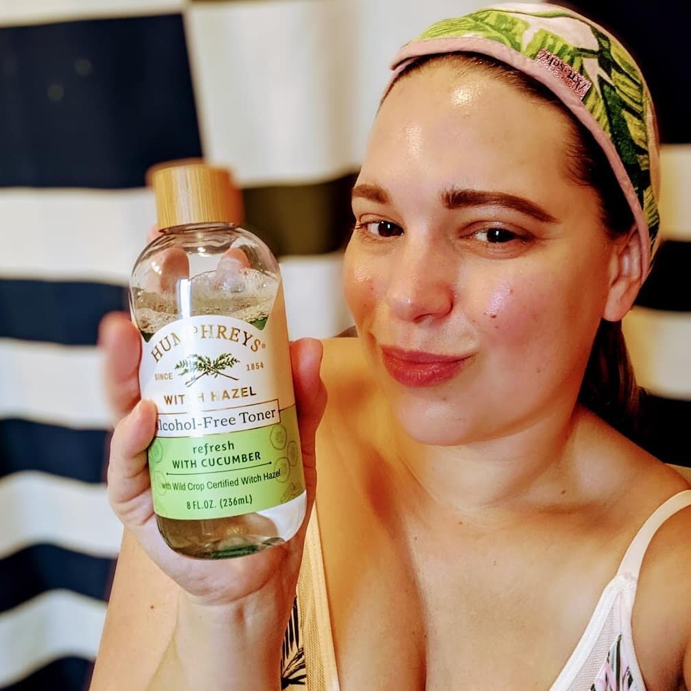 Happy Friday!! Most Days I Try to Go #makeupfree. I Want Beautiful Skin tone without all the products... Humphrey's Witch Hazel Helps me Achieve My Beautiful Glow. 
.
.
.
#skinlove #sustainablebeauty #treatyourskin #witchhazel #skincarejourney #authe