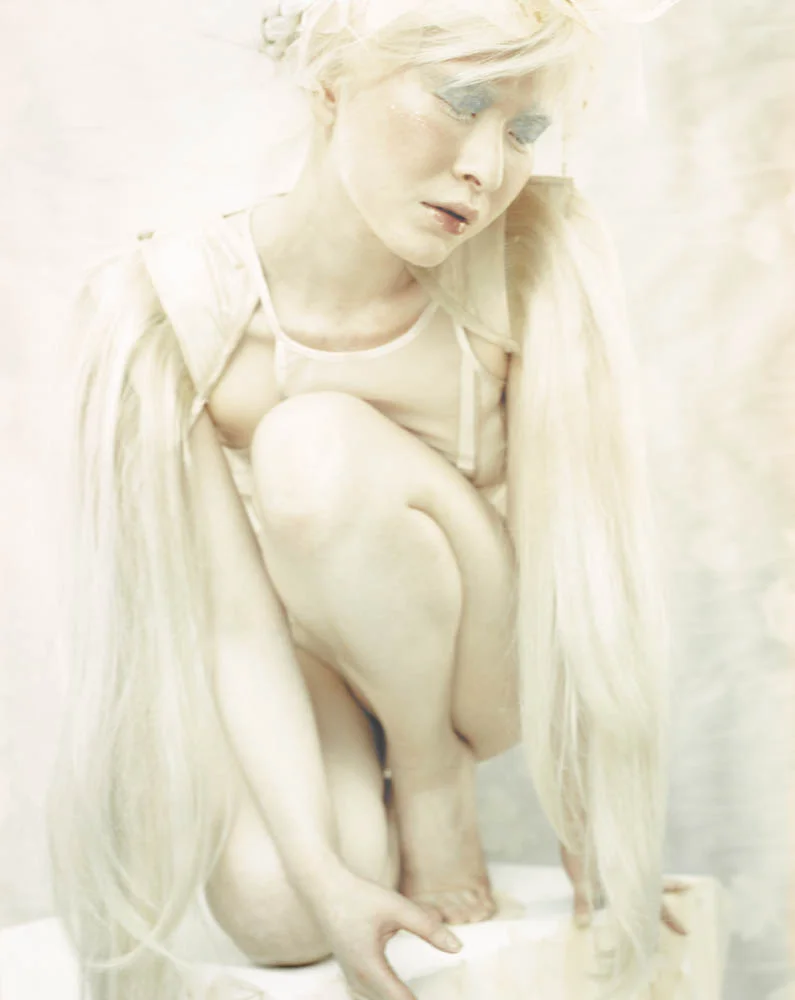 albino statue knee frwrd 1.jpg