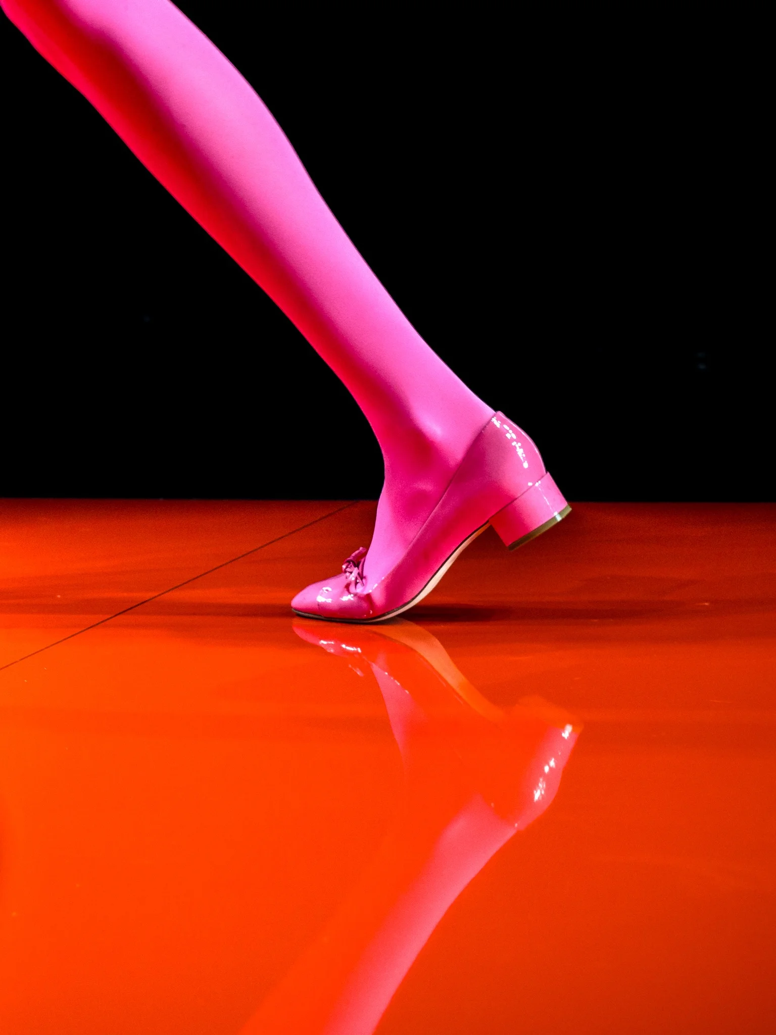 London Fashion Week LFW Runway Show Photography Photograph How to Model Walking Catwalk Youtube Video Guide Tutorial Shoes Legs Shoe Leg Red Pink Jasper Conran