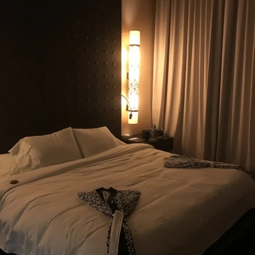 Large, king size beds, turn down service, big bathrooms.