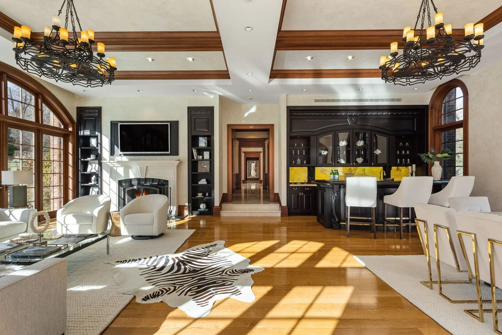 https://www.sothebysrealty.com/extraordinary-living-blog/sip-sip-hooray-5-home-cocktail-bars