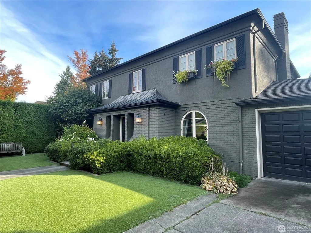 Lovely 3-Bedroom Traditional Home on the Fairway in Broadmoor