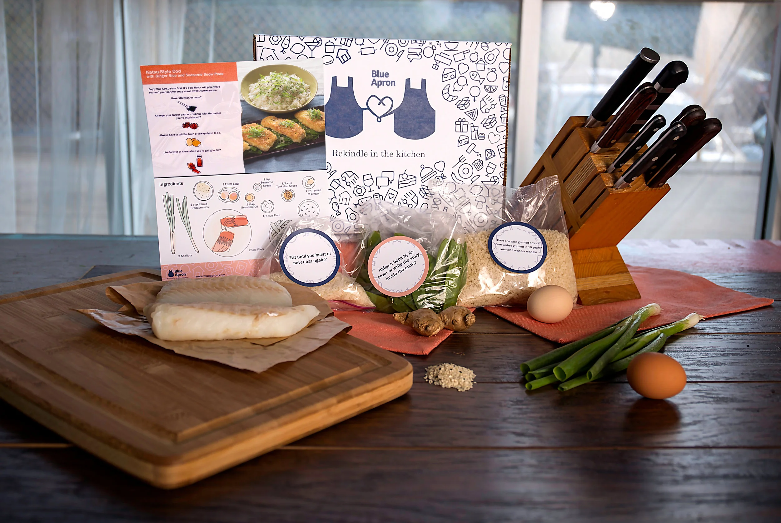 The box includes a recipe card and all the ingredients to prepare a romantic meal. 