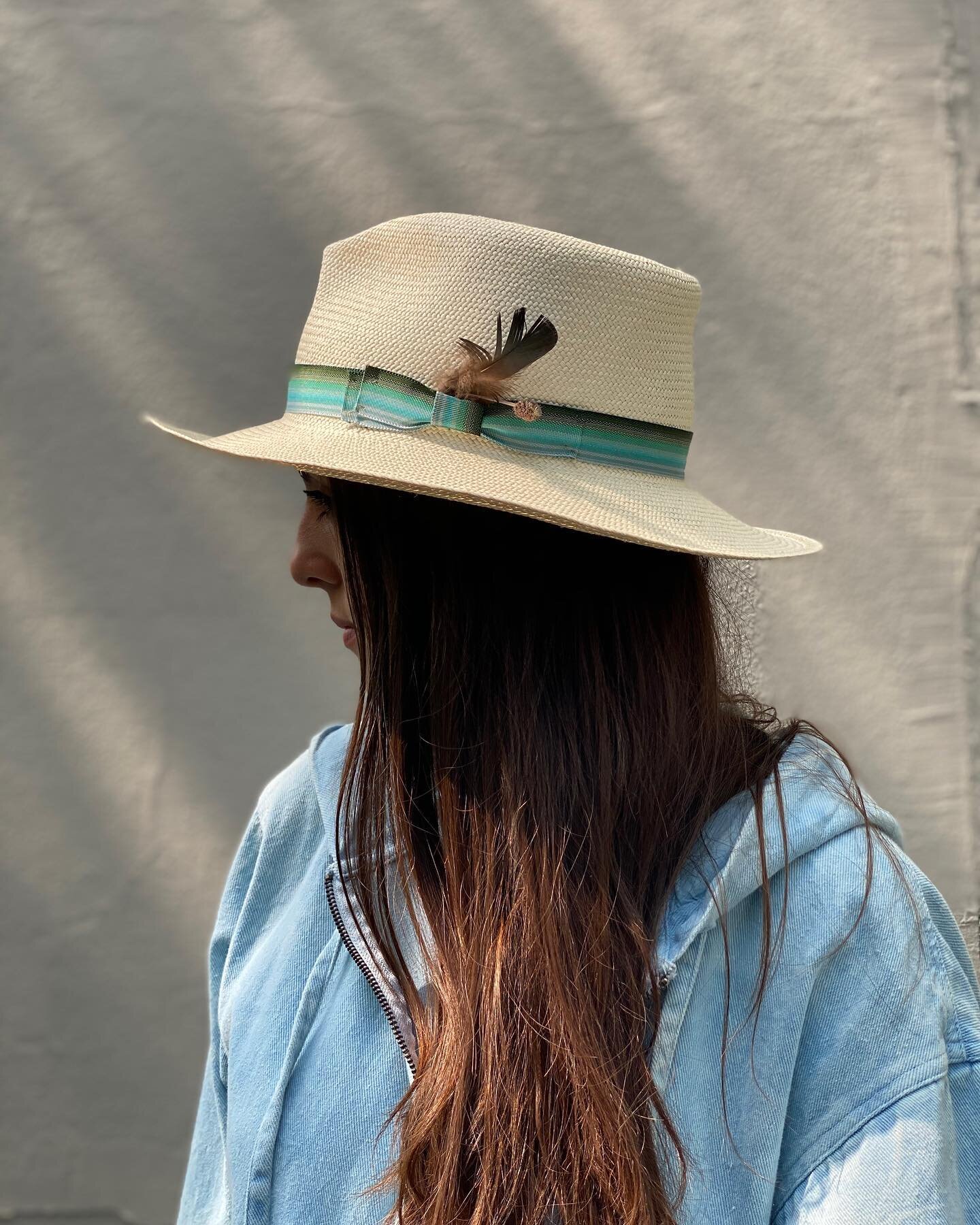 This hat puts us in a desert glamping mood! DM for details ✨
-
#shopsatx #desertchic #cashmerered