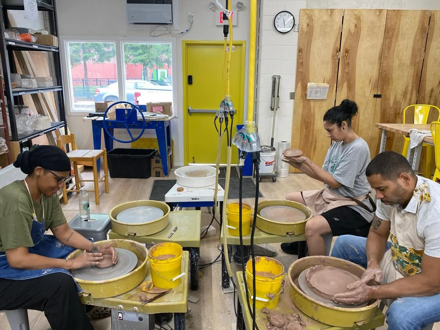 Clay Art Center welcomed a group of veterans from the Bronx VA for a one-time wheel class this morning! Led by Susana Valera Read, students focused on basic wheel throwing techniques.

&iexcl;Clay Art Center le di&oacute; la bienvenida a un grupo de 