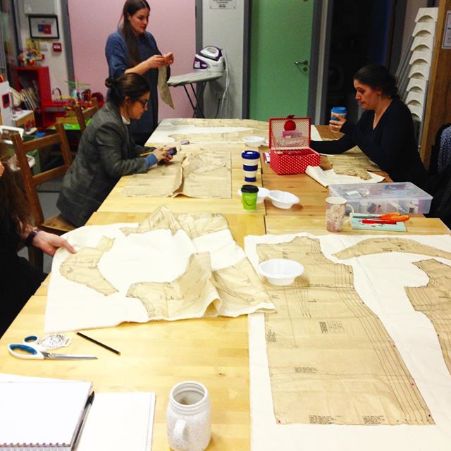 Beginners lesson 2 last night. Students cutting out and sewing up their toiles for fitting ✂️
.
.
.
#dressmaking #patterns #beginners #course #sewing #reigate #redhill #toile