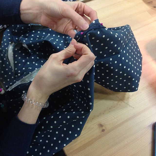 Penultimate lesson in our beginner dressmaking this term. Students sewing in their zips ☝🏼
.
.
.
#sewing #school #sewingschool #reigate #redhill #surrey #local #dressmaking #beginners #getsurreysewing #students #lesson #class #course #learn #teach #