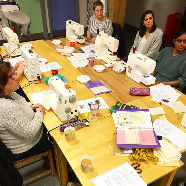 Felicity leading our first beginner class of the spring term. Beginner lesson 0: machine and sewing introduction. We love having new students!! #sewing #school #teach #learn #improve #develop #skills #getsurreysewing #reigate #redhill #local #surrey 