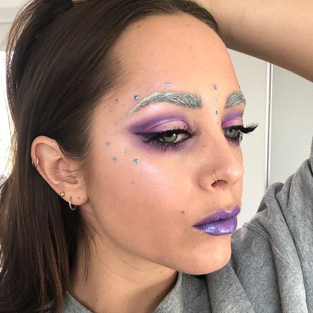 When things seem a little out of this world.....go galactic 🤷🏻&zwj;♀️ Products
&bull; @baremineralsuk clear complexion gel and stick in nude &bull; brows and eyes @mehronmakeup &bull; liner @illamasqua gel &bull; lashes @eylureofficial &bull; lips 