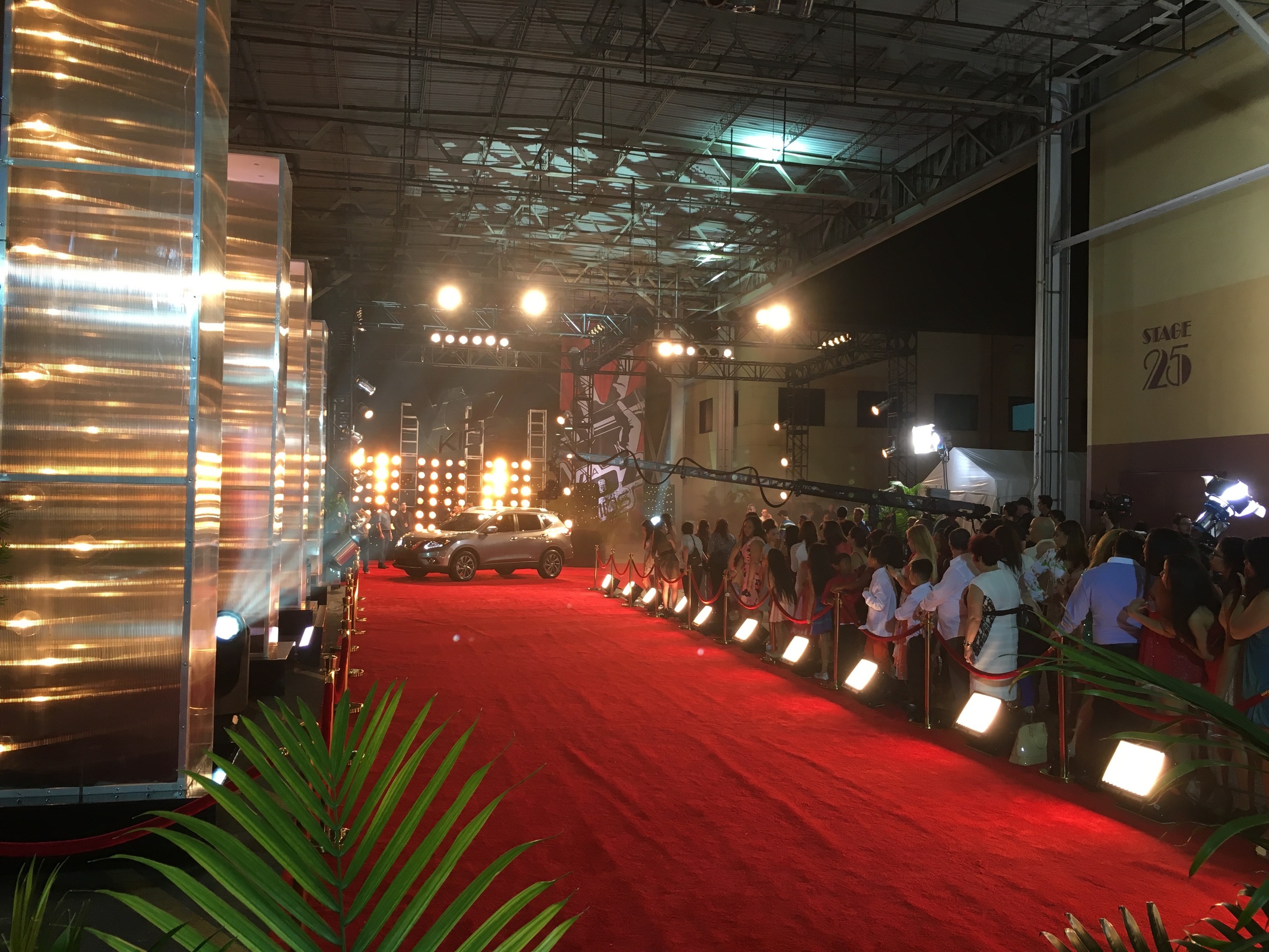 Contestants arrive for battles, this was a big night.