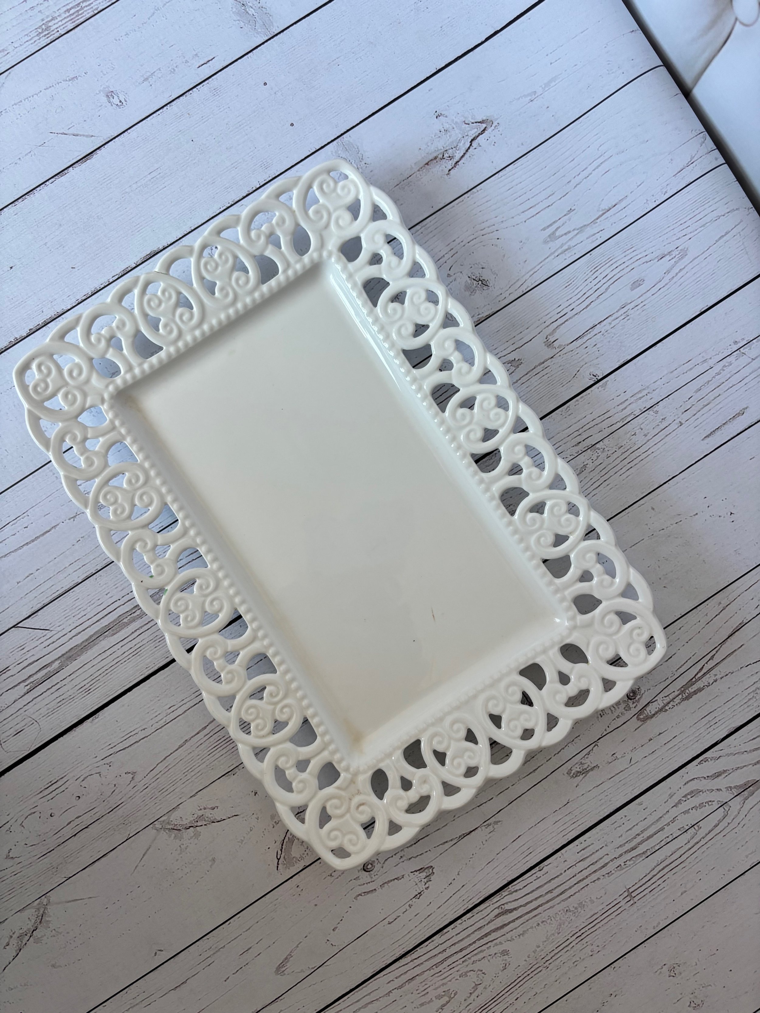White rectangular plate with edge