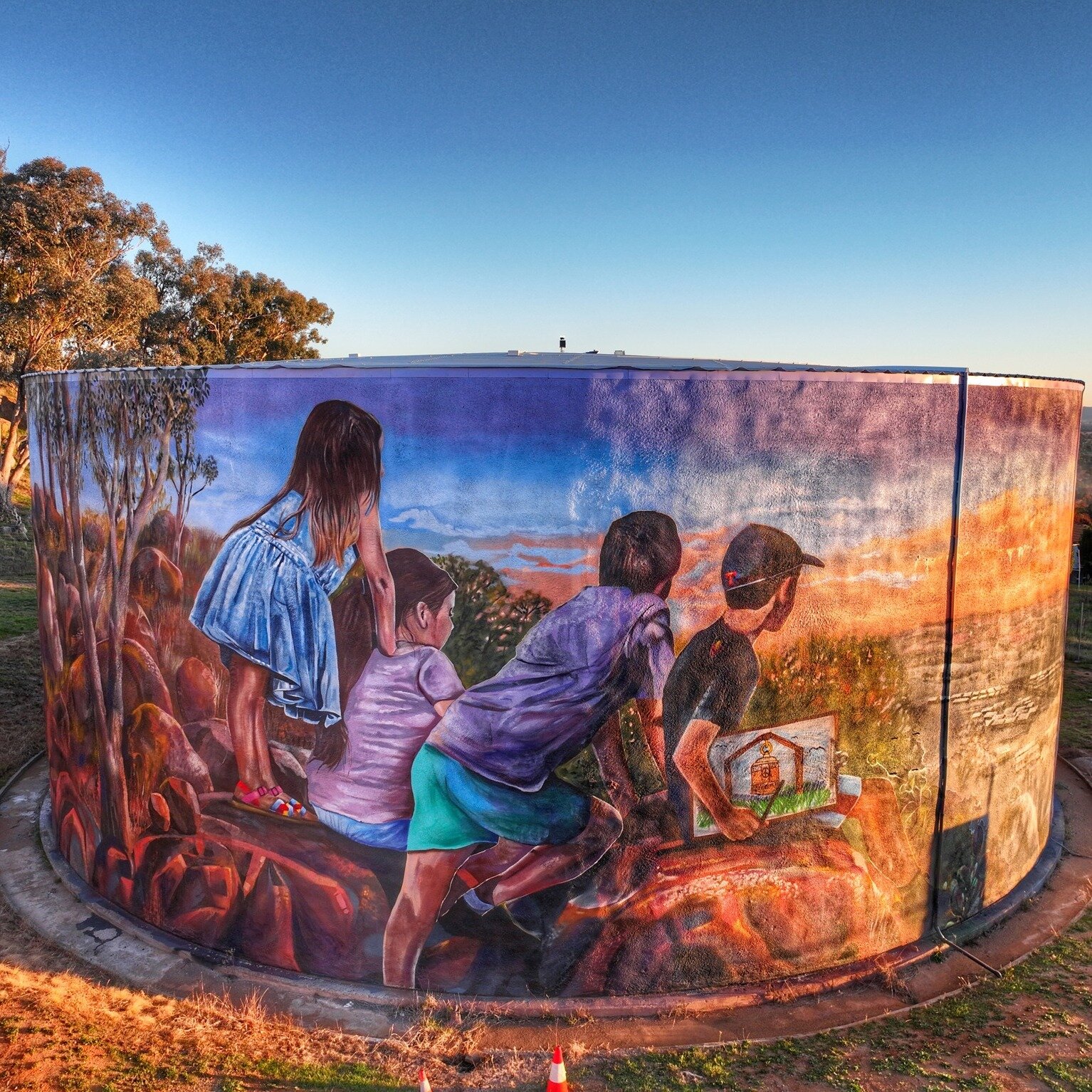 COWRA ARTS 🎨🖌️

Well know for our war history, Cowra is also home to beautiful works of art. 

💦 Newly completed, two water tanks sit atop the hill overlooking the former Cowra Prisoner of War Camp. One tank features Wiradjuri youth and the other 