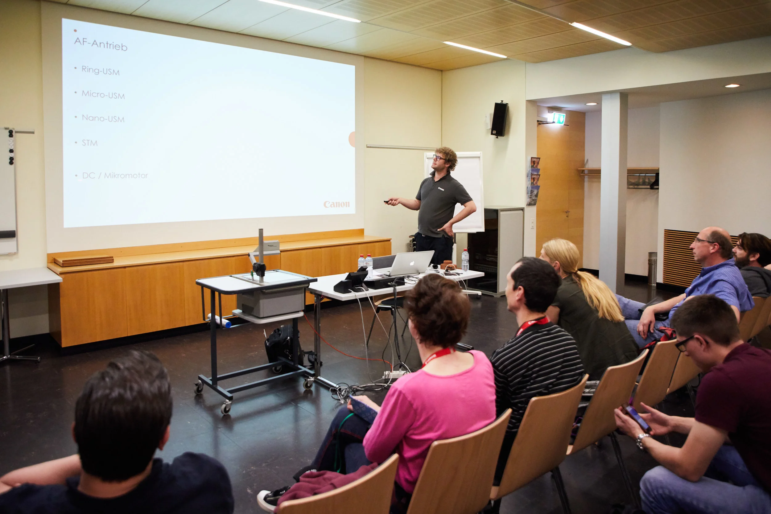 Stefan Weiss erklärt im Canon-Fachreferat über Objektive an der PIX 17 die verschiedenen Autofokus-Systeme von Canon-Kameras
