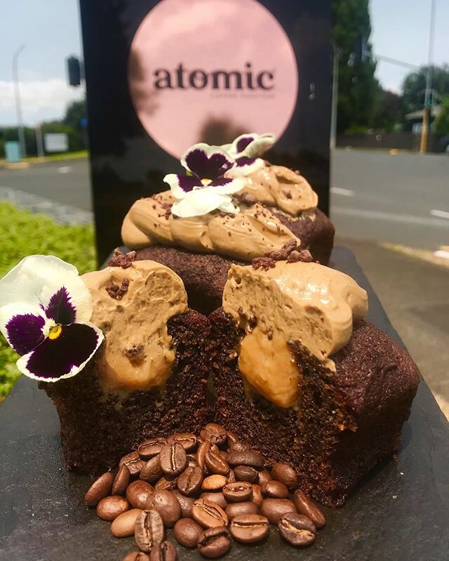 Gluten free Coffee Banana cake filled w/ dulce de leche and iced with a generous amount of coffee buttercream 🤤 made with our favourite atomic coffee blend of course - veloce. 👌🏾 A cake that&rsquo;ll make you wanna go gluten free 😂 
#rosebank #av