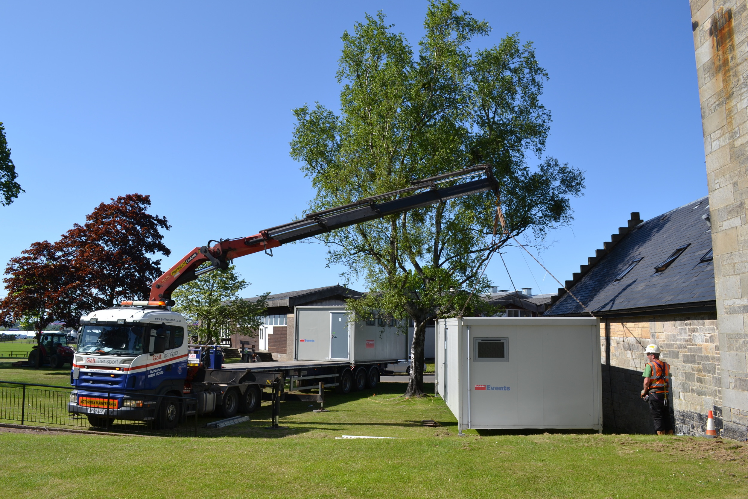 Hiab lifting of Portakabin