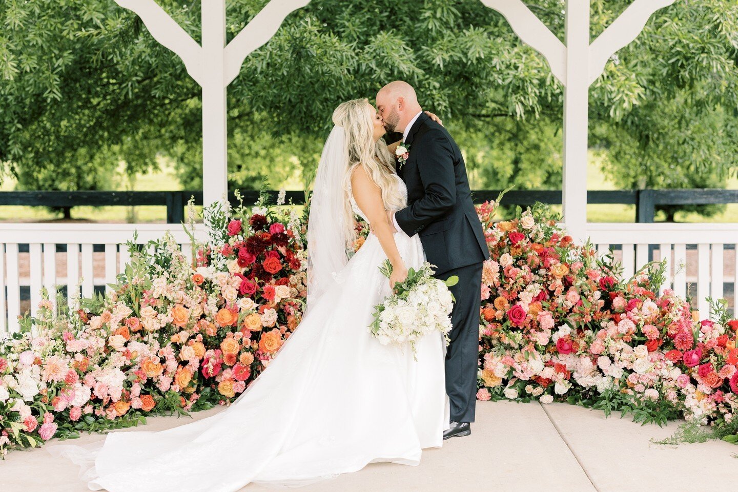 Can we just relive this day over and over?! We love when our couples have big ideas and even more so bringing those big ideas to life! ⁠
⁠
Venue: @whitelaurelestate⁠
Florals + Decor: @missmillys⁠
Photo: @macyoconnellphoto⁠
MUA: @amandamoraismakeupga⁠