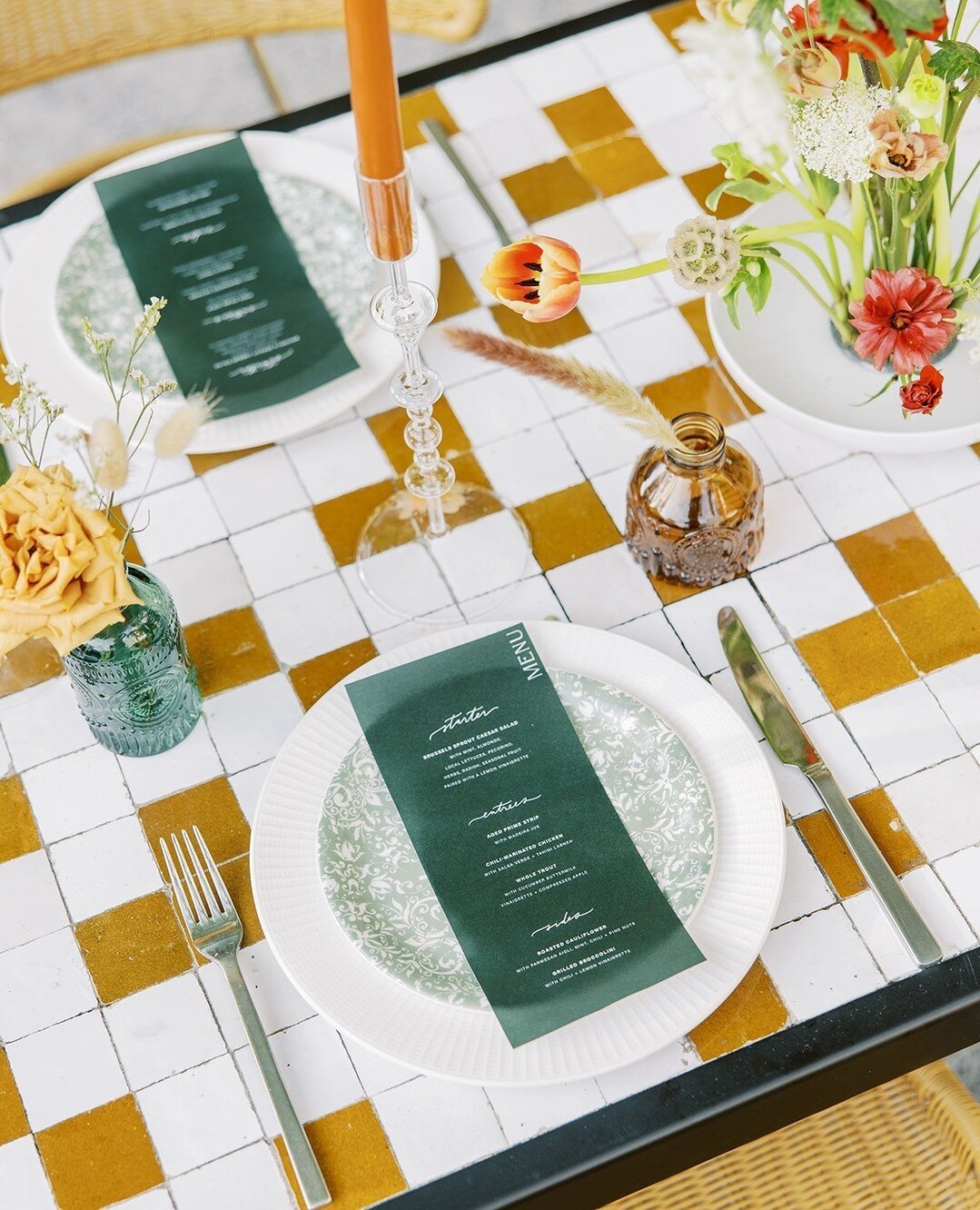 Everything about this tablescape is chef's kiss 🤌🏼 We love these playful + organic dancing stems paired with the moody tableware! ⁠
⁠
Venue &amp; Catering | @thesylvanhotel⁠
Photographer | @glorious.moments⁠
Florist | @missmillys⁠
Wedding Dress Bou